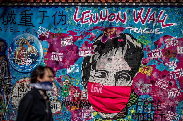Przechodzień przy muralu z podobizną Johna Lennona w Pradze /Martin Divisek /PAP/EPA