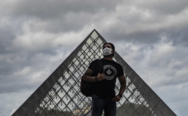 Przechodzień w maseczce w Paryżu /IAN LANGSDON /PAP/EPA
