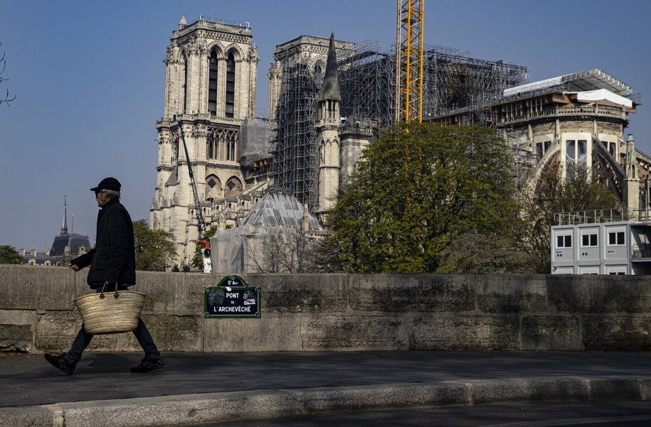 Przechodzień w pobliżu katedry Notre Dame w Paryżu /IAN LANGSDON /PAP/EPA