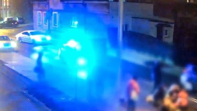 Przechodziła przez przejście dla pieszych - z impetem uderzyło w nią auto [FILM]