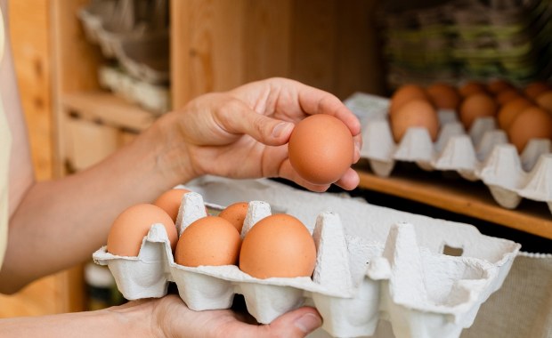 Przechowuj jajka "po amerykańsku". Będą dłużej świeże