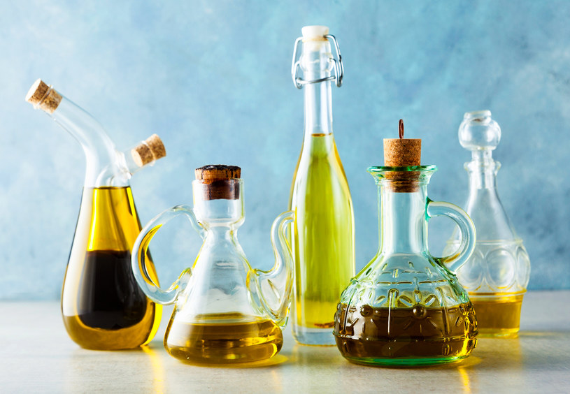 Przechowuj je tak, by uchronić przed zepsuciem. Zaleca się zatem, aby oleje były przechowywane w ciemnych, szklanych i szczelnych butelkach /123RF/PICSEL