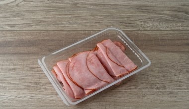 Przechowujesz tak wędlinę? Nic dziwnego, że szybko traci świeżość 