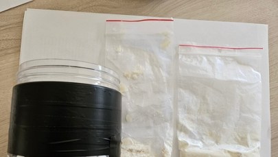 Przechowywał narkotyki w słoiku z napisem "Kurde przypał". Zatrzymano 3 osoby