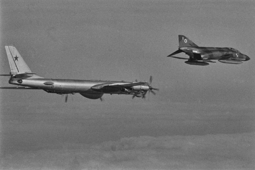 Przechwycenie rosyjskiego Tu-95 przez amerykański McDonnell Douglas F-4 Phantom II na granicy NATO, 7 października1973 /David Cairns/Express/Hulton Archive/Getty Images /Getty Images