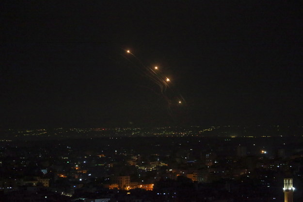 Przechwycone przez Żelazną Kopułę pociski wystrzelone ze Strefy Gazy /MOHAMMED SABER  /PAP/EPA
