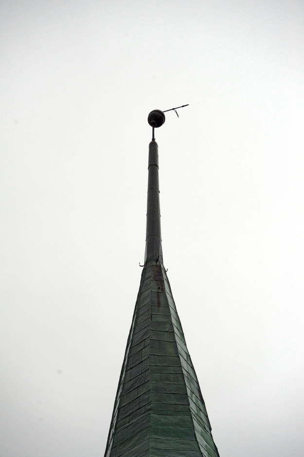 Przechylona iglica na dachu kościoła / 	Marcin Bielecki    /PAP