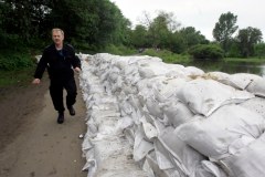 Przecieka jeden z wrocławskich wałów