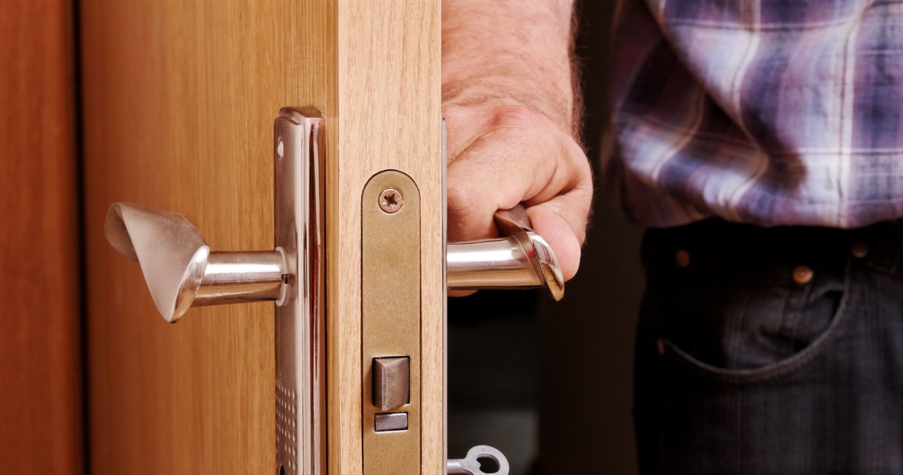 Przecieranie drzwi roztworem octowym pozwoli przywrócić im dawny blask