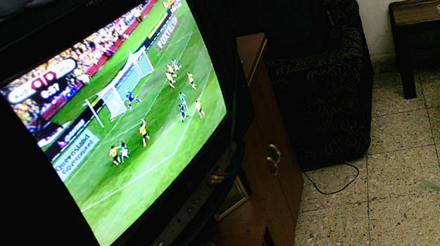 Przeciętny Polak dziennie ogląda tyle telewizji, ile trwają dwa mecze piłkarskie - fot. W. Khuzaie /Getty Images/Flash Press Media