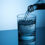 Przeciętny Polak wypija 80 litrów wody butelkowanej rocznie