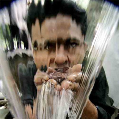 Przeciętny Polak zużywa dziennie ok. 200 - 300 l wody /AFP