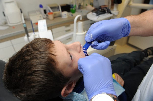 Przeciętny polski 12-latek ma więcej zębów z próchnicą niż jego rówieśnik na Białorusi /Marcin Bielecki /PAP