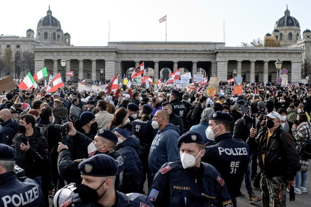 Przeciwko decyzjom rządu w sobotę na ulicach Wiednia demonstrowało ok. 40 tys. osób /CHRISTIAN BRUNA /PAP/EPA