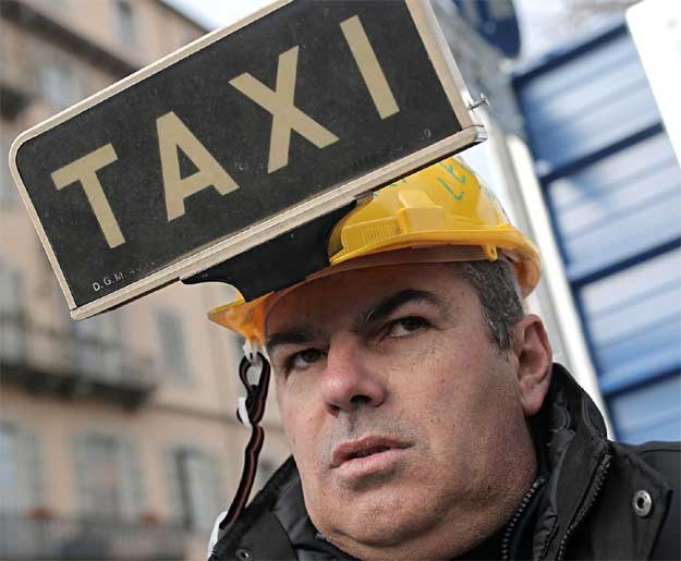 Przeciwko UberPOP protestują także taksówkarze włoscy /AFP