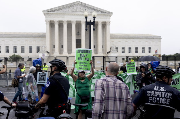 Przeciwnicy i zwolennicy aborcji przed budynkiem Sądu Najwyższego w USA /PAP/EPA