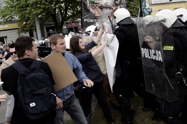 Przeciwnicy Marszu Równości podczas starć z policją. Maria Kołakowska w środku /Adam Warżawa /PAP