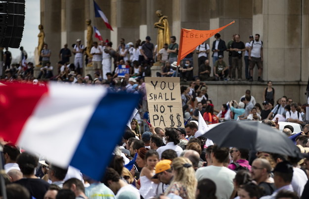 Przeciwnicy nowych antycovidowych przepisów protestują na placu Trocadero niedaleko Wieży Eiffla /IAN LANGSDON /PAP/EPA