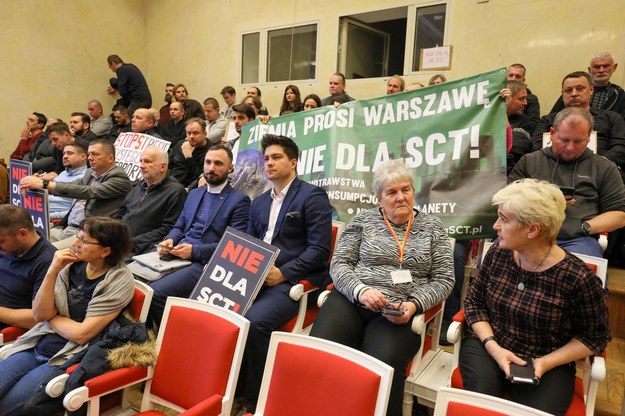 Przeciwnicy oraz zwolennicy utworzenia warszawskiej strefy czystego transportu na sesji rady miasta /Paweł Supernak /PAP