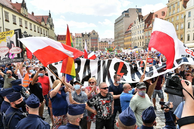 Przeciwnicy prezydenta Andrzeja Dudy pojawili się na jego wiecu / 	Maciej Kulczyński    /PAP