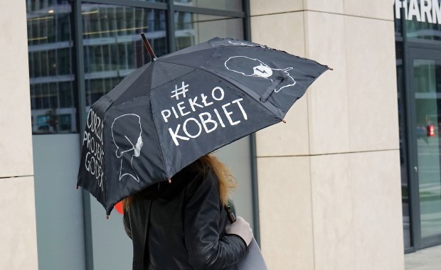 Przeciwnicy projektu "Zatrzymaj aborcję" protestują. Na balkonach, w kolejkach, w sieci