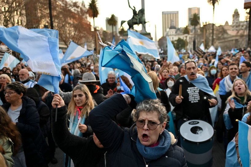 Przeciwnicy rządu prezydenta Argentyny Alberto Fernandeza protestują przed pałacem prezydenckim Casa Rosada w Buenos Aires, 9 lipca 2022 r. /Luis ROBAYO /AFP