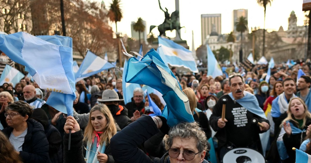 Przeciwnicy rządu prezydenta Argentyny Alberto Fernandeza protestują przed pałacem prezydenckim Casa Rosada w Buenos Aires, 9 lipca 2022 r. /Luis ROBAYO /AFP