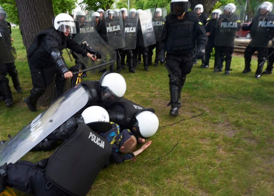 Przeciwnicy Trójmiejskiego Marszu Równości, zorganizowanego przez Stowarzyszenie na rzecz osób LGBT - Tolerado, podczas starć z policją /Adam Warżawa /PAP