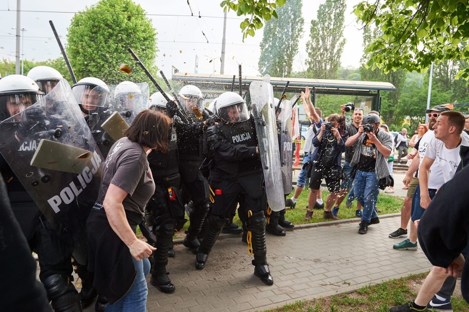 Przeciwnicy Trójmiejskiego Marszu Równości, zorganizowanego przez Stowarzyszenie na rzecz osób LGBT - Tolerado, podczas starć z policją / 	Adam Warżawa    /PAP