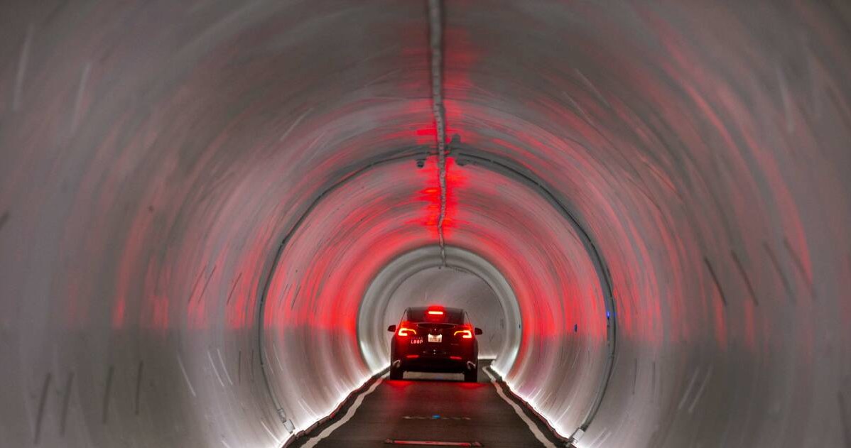 Przeciwnicy tuneli Elona Muska uważają, że jasna tak wąskim tunelem może powodować u wielu osób ataki paniki. /Twitter