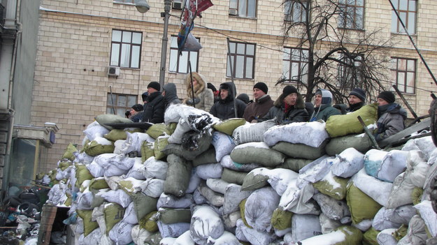 Przeciwnicy władz na jednej z barykad w Kijowie /Przemysław Marzec /RMF FM