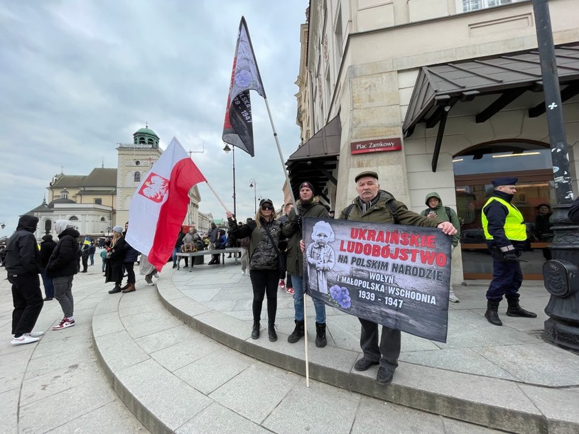 Przeciwnicy Wołodymyra Zełenskiego na Placu Zamkowym /INTERIA.PL