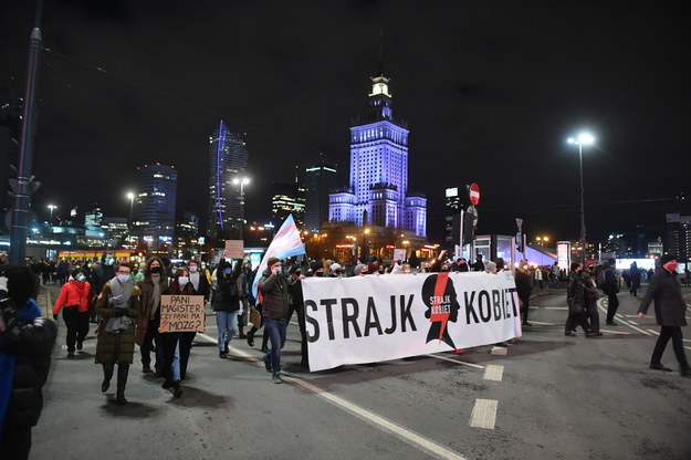 Przeciwnicy zaostrzenia przepisów aborcyjnych podczas protestu w Warszawie / 	Radek Pietruszka   /PAP