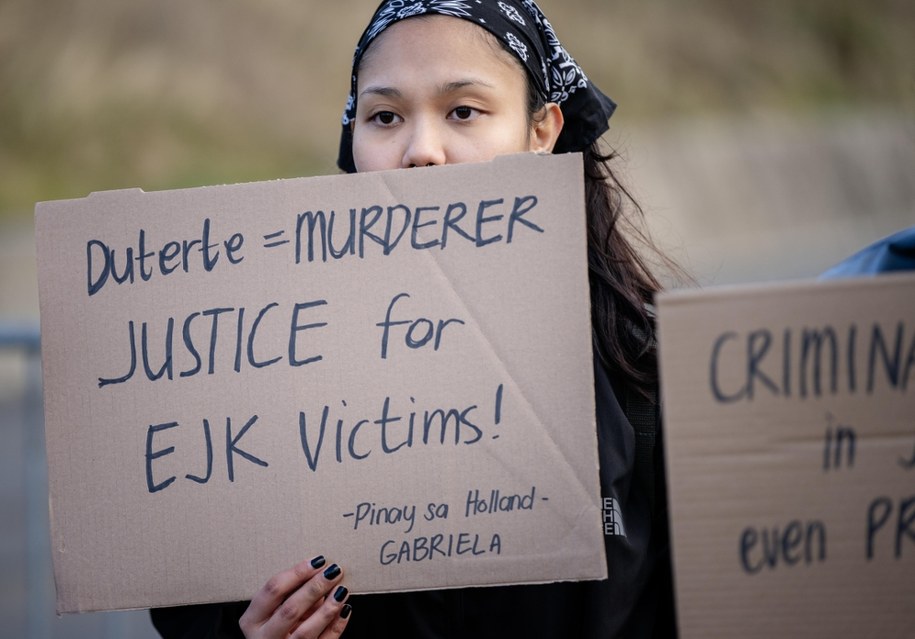 Przeciwniczka Duterte manifestująca przed siedzibą MTK w Hadze /BART MAAT /PAP/EPA