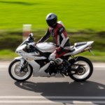 Przeciwskręt to motocyklowy paradoks. Skręcasz w lewo, jedziesz w prawo