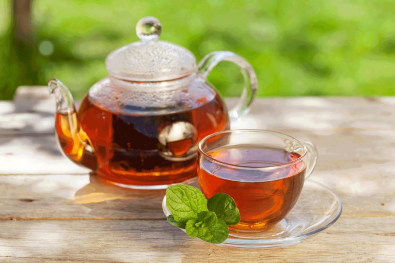 Przeciwutleniacze znajdujące się zarówno w czarnej, jak i zielonej herbacie wymiatają z organizmu wolne rodniki. /123RF/PICSEL