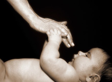 Przeczytaj nasz przewodnik, jak pielęgnować buzię dziecka /ThetaXstock