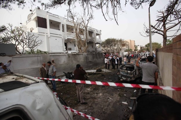 Przed ambasadą francuską w Libii eksplodował najprawdopodobniej samochód-pułapka /SABRI ELMHEDWI /PAP/EPA