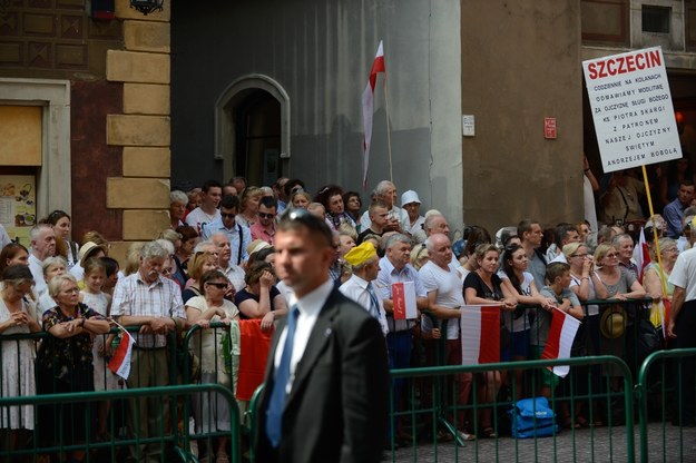 Przed Archikatedrą św. Jana Chrzciciela zgromadziły tysiące sympatyków prezydenta Andrzeja Dudy /Jakub Kamiński   /PAP