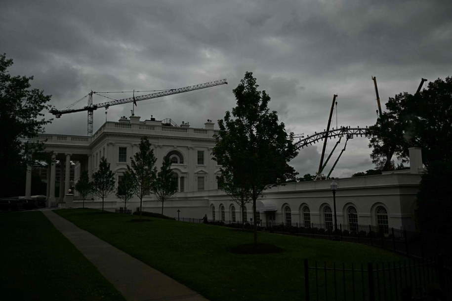 Przed Białym Domem powstaje konstrukcja The Claw. /KENT NISHIMURA/AFP/East News