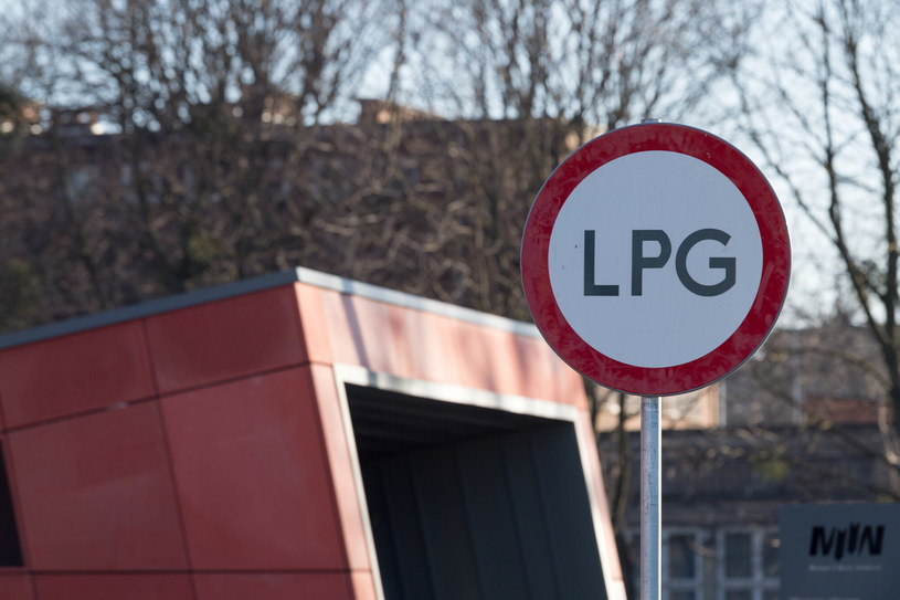 Przed bramą wjazdową na podziemny parking kierowcy mogą zauważyć często znak zakazu wjazdu dla aut z instalacją LPG. /Wojciech Strozyk/REPORTER /East News