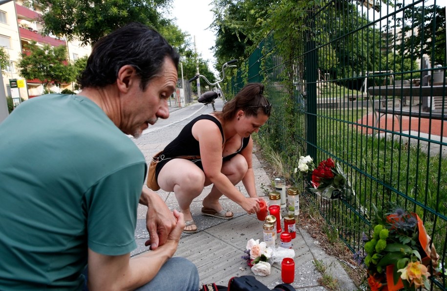 Przed budynkiem szkoły pojawiły się znicze i kwiaty /ANTONIO BAT /PAP/EPA