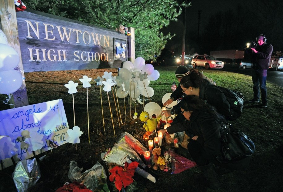 Przed budynkiem szkoły wciąż składane są kwiaty /Peter Foley /PAP/EPA