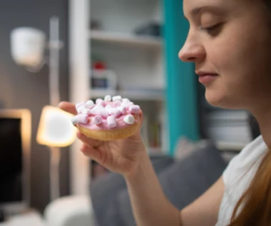 Przed chwilą jadłeś, a już myślisz o czekoladzie lub chipsach? Podjadanie to sygnał od organizmu