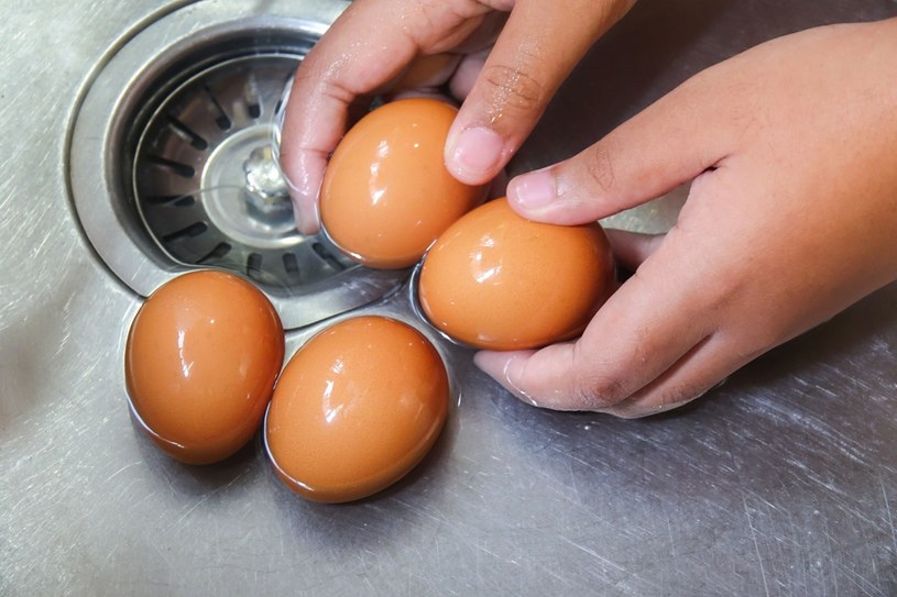 Przed dodaniem jajek do kremów, majonezów i tym podobnych produktów należy jaja sparzyć /123RF/PICSEL