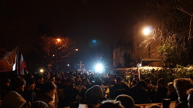 Przed domem generała Jaruzelskiego zebrało się ponad 350 osób /Michał Dukaczewski /RMF FM
