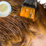 Przed farbowaniem włosów zrób to. Unikniesz uciążliwego problemu