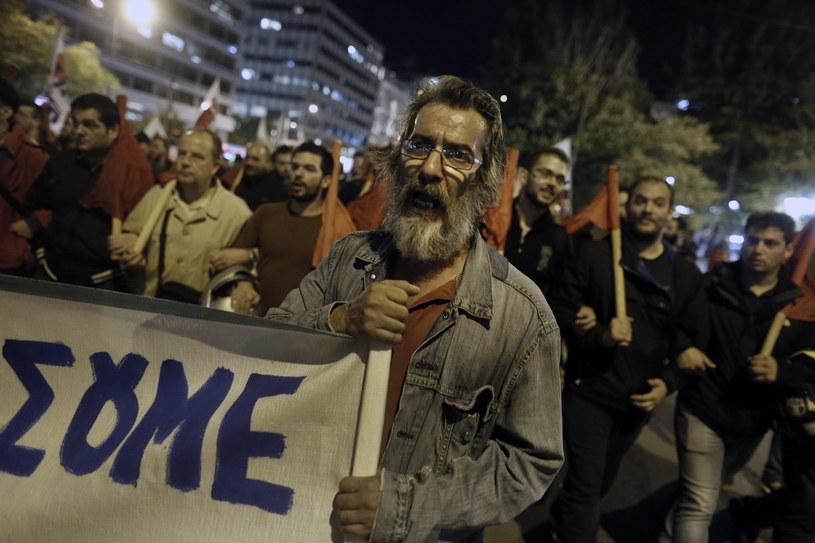 Przed gmachem parlamentu w Atenach demonstrowały tysiące Greków /PAP/EPA