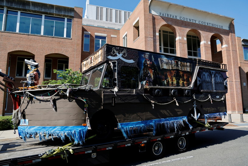 Przed gmachem sądu hrabstwa Fairfax stanął kamper stylizowany na Czarną Perłę z "Piratów z Karaibów" /JONATHAN ERNST/Reuters /Agencja FORUM
