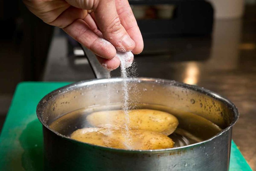 Przed gotowaniem dobrze umyj ziemniaki /123RF/PICSEL